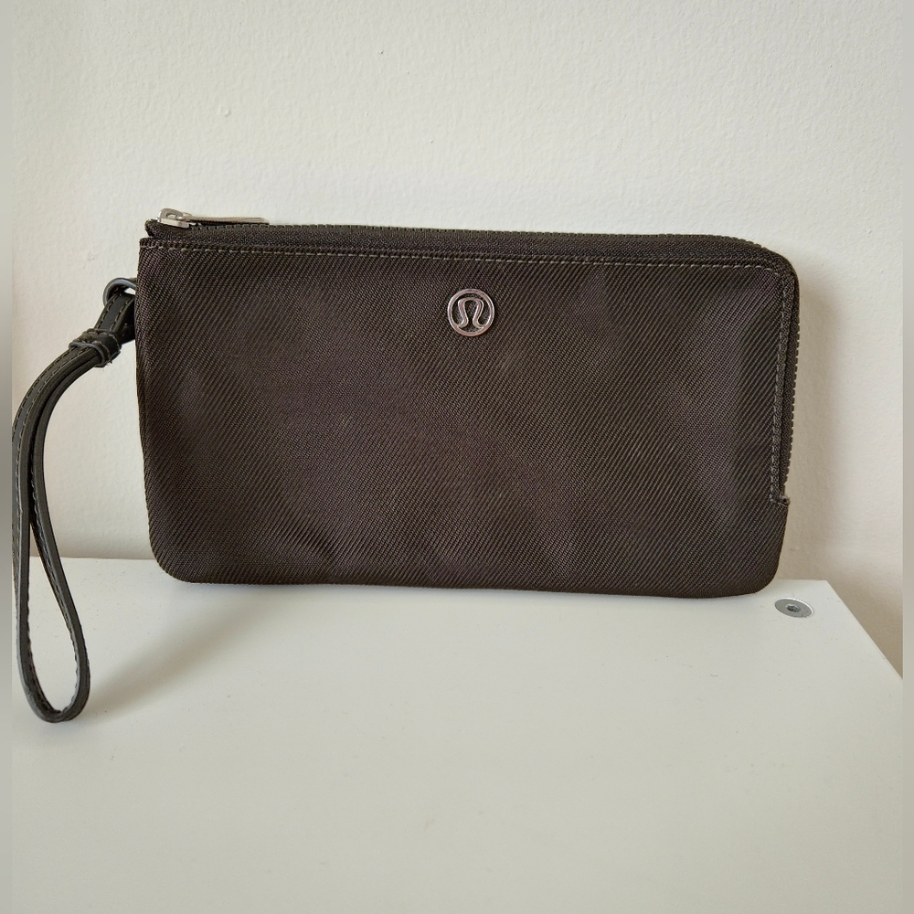GUC Lululemon Double Up Pouch in Dark Olive